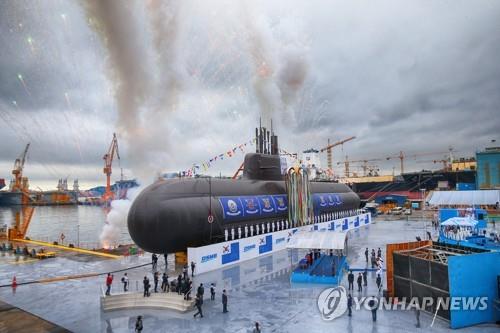 (거제=연합뉴스) 경남 거제시 두모동 대우조선해양에서 문재인 대통령과 부인 김정숙 여사가 참석한 가운데 열린 진수식에서 도산안창호함이 공개되고 있다. 도산안창호 함은 우리나라 최초의 3천t급 잠수함으로 탄도 미사일을 탑재할 수 있는 최신예 함정이다.