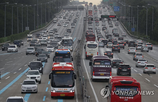 (성남=연합뉴스) 박동주 기자 = 추석을 하루 앞둔 23일 오전 궁내동 서울요금소 인근 경부고속도로 상하행선에 차량이 몰리고 있다. 2018.9.23