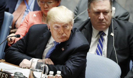 도널드 트럼프 미국 대통령이 26일 미국 뉴욕 유엔본부에서 열린 안전보장이사회 회의를 주재하며 왕이 중국 외교담당 국무위원 겸 외교부장의 발언을 듣고 있다.   EPA 연합뉴스