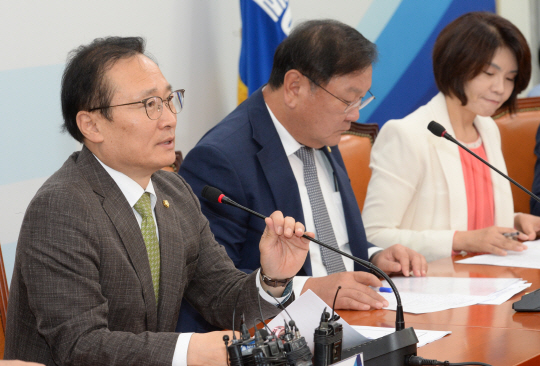 홍영표(왼쪽) 더불어민주당 원내대표가 27일 오전 국회에서 열린 정책조정회의에서 모두발언을 하고 있다.
