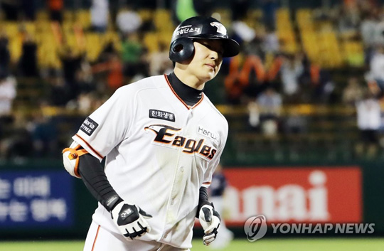 (대전=연합뉴스) 27일 오후 대전 한화생명 이글스파크에서 열린 프로야구 한화와 두산의 경기. 3회말 한화 정은원이 솔로 홈런을 치고서 베이스를 돌고 있다. 2018.9.27