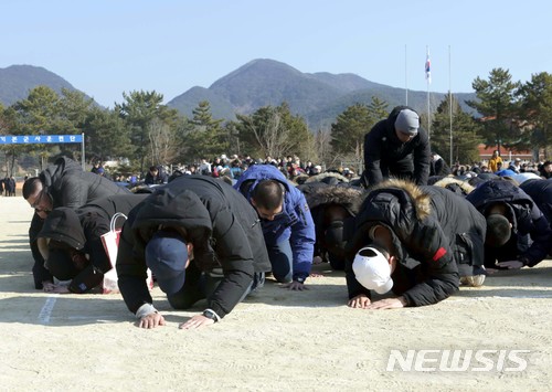【진주=뉴시스】15일 경남 진주 공군교육사령부 기본군사훈련단 대연병장에서 열린 2018년 첫 공군병 784기 입영식에서 입영자들이 가족을 향해 큰절을 올리고 있다.2018.01.15.(사진=공군 제공)