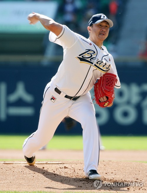 (서울=연합뉴스) 30일 서울 잠실야구장에서 열린 프로야구 2018 KBO리그 두산 대 LG 경기. 두산 선발 이용찬이 공을 뿌리고 있다.