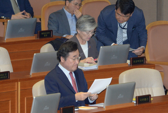 이낙연(앞줄) 국무총리와 강경화(뒷줄 왼쪽) 외교부 장관이 1일 오전 국회 본회의에서 진행된 외교안보 및 통일분야 대정부 질문에 앞서 답변자료를 살펴보고 있다. 김호웅 기자 diverkim@