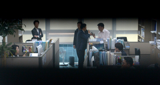 1일 오전 검찰 수사관들이 수도권 신규택지 자료 유출 논란을 일으킨 신창현 더불어민주당 의원의 국회 의원회관 사무실을 압수수색하고 있다.  김호웅 기자 diverkim@