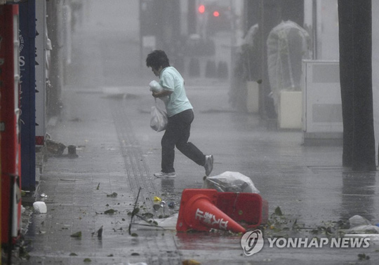 (오키나와 교도=연합뉴스) 초강력 태풍 ‘짜미’가 근접하며 지난달 29일 일본 서남단 오키나와(沖繩)현 나하(那覇)시에 폭우를 동반한 강풍이 불고 있다. 2018.9.29