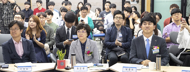 김은경(앞줄 가운데) 환경부 장관과 남광희(〃오른쪽) 한국환경산업기술원장이 지난달 19일 서울 서대문구 수색로 사회적경제마을센터에서 열린 ‘2018 환경 일자리 창출 우수기업 10개사 선정’ 표창 수여식에서 우수기업 동영상을 시청하고 있다. 이날 김 장관은 “환경기업 대표들이 건의한 환경 규제정책들을 국무회의 때 논의하겠다”고 약속했다.  한국환경산업기술원 제공