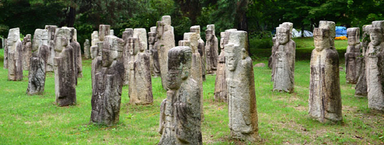 계몽사의 창업주 일가가 40년째 지켜오고 있는 온양민속박물관은 사립박물관이라는 게 믿기지 않을 정도로 보유 유물이나 시설 등이 훌륭하다. 사진은 박물관 마당에 모아둔 문인석들.