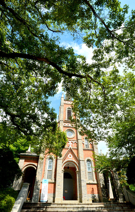 충남 아산의 공세리 성당. 붉은 벽돌의 소박한 성당은 단정한 아름다움으로 빛난다.