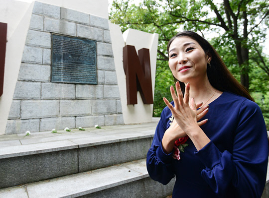 한나 김씨가 지난달 20일 대전 중구 보문산공원로 ‘미군 대전지구 전승비’ 앞에서 ‘리멤버 727’ 프로젝트에 대해 설명하고 있다. 대전 = 김선규 기자 ufokim@