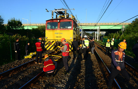 2일 오전 서울 지하철 3호선 대곡역∼백석역 사이 선로에 멈춰선 정비 차량을 긴급복구반원들이 수리하고 있다.