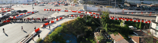 서울 지하철 3호선 대화∼구파발 구간 양방향 전동차 운행이 중단된 2일 오전 경기 고양시 삼송역 인근 버스정류장에 서울로 출근하는 시민들이 지하철 대신 버스를 타기 위해 길게 줄을 서 있다.  연합뉴스