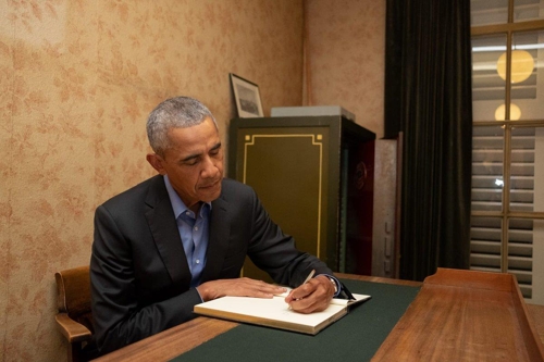 안네 프랑크 집을 방문해 방명록에 글을 쓰고 있는 오바마 전 미국 대통령[안네 프랑크 기념관 트위터 인용]