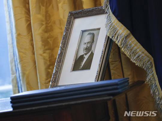 【AP/뉴시스】 도널드 트럼프 대통령의 백악관 집무실에 놓여 있는 부친 프레드 트럼프의 사진.  트럼프 대통령은 빌린 돈 100만달러로 자수성가한 사업가임을 자화자찬해왔지만 뉴욕타임스는 그가 부친으로부터 거액 유산을 상속받으며 탈세를 한 혐의를 보도하고 있다.