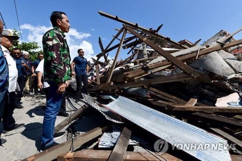 강진 피해 현장을 살펴보는 조코 위도도 인도네시아 대통령. [AP=연합뉴스]