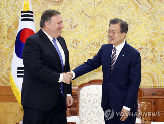 (서울=연합뉴스) 문재인 대통령이 14일 오전 청와대에서 마이크 폼페이오 미국 국무장관을 만나 인사를 나누고 있다. 2018.6.14