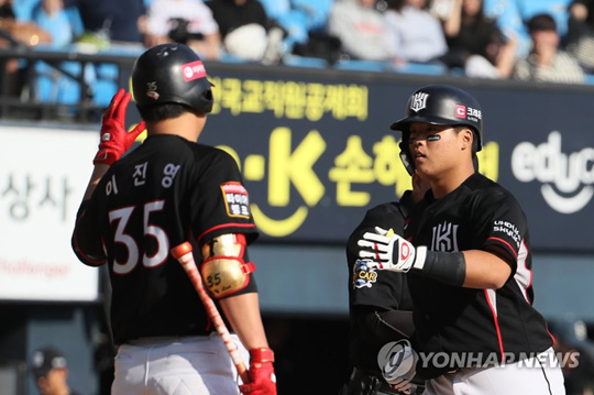 (서울=연합뉴스) 3일 오후 서울 송파구 잠실야구장에서 열린 프로야구 kt와 LG의 경기. 5회초 2사 상황에서 kt 강백호가 솔로홈런을 친 뒤 다음 타자인 이진영과 기뻐하고 있다. 2018.10.3