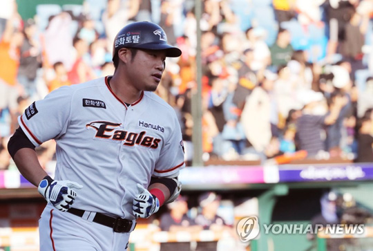 역전 3점 홈런 날린 최진행(대전=연합뉴스) 3일 오후 대전 한화생명 이글스파크에서 프로야구 한화와 롯데 경기. 7회말 1사 주자 1,2루 한화 대타 최진행이 역전 3점 홈런을 날린 뒤 1루로 향하고 있다. 2018.10.3