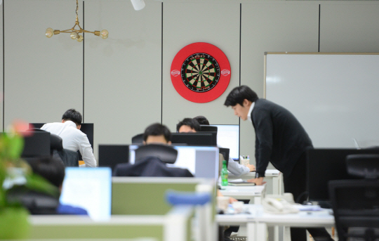 서울 남대문로 대한상공회의소에 마련된 기획재정부 혁신성장본부에서 기재부 사무관들이 업무를 보고 있다. 이 사무실은 회의실도 예약제로 운영하는 등 개방형 ‘코워킹스페이스(공유오피스)’ 형식을 빌렸다.  김선규 기자