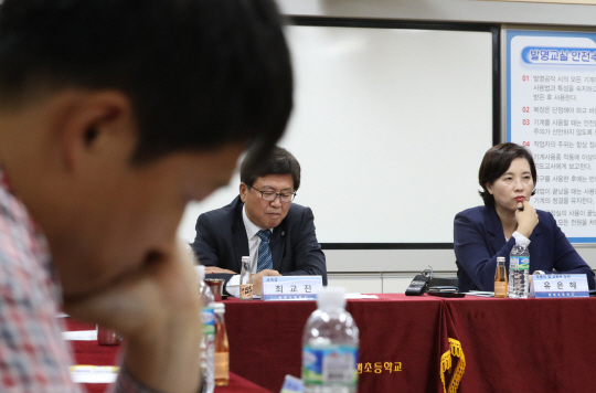유은혜 부총리 겸 교육부 장관이 5일 오전 세종시 노을1로 참샘초등학교를 찾아 초등학교 1·2학년 학부모들과 공정한 출발선 평등 실현을 위한 교육정책 방향을 설명한 후 의견을 청취하고 있다. 연합뉴스