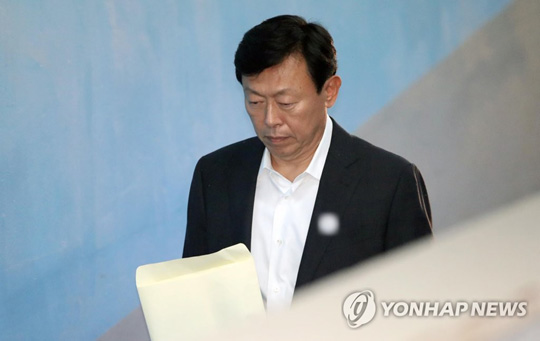 (서울=연합뉴스) 박근혜 전 대통령 측에 뇌물을 건넨 혐의 등으로 1심에서 실형을 선고받은 신동빈 롯데그룹 회장이 5일 서초동 서울중앙지법에서 열리는 항소심 선고공판에 출석하기 위해 호송차에서 내려 법정으로 향하고 있다. 2018.10.5