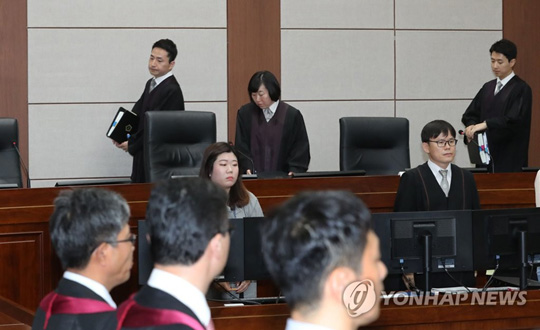 (서울=연합뉴스) 자동차 부품사 ‘다스’의 자금을 횡령하고 삼성 등에서 거액의 뇌물을 챙긴 혐의로 기소된 이명박 전 대통령의 1심 선고 공판이 5일 오후 서울 서초동 서울중앙지법 417호 대법정에서 열리고 있다. 이 전 대통령은 건강상의 이유로 불출석 했다. 재판장인 정계선 부장판사(가운데)와 재판부가 입장하고 있다. 2018.10.5 [사진공동취재단]