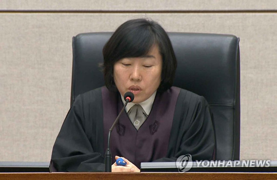 (서울=연합뉴스) 5일 오후 서울 서초구 서울중앙지법에서 피고인인 이명박 전 대통령이 불출석한 채 열린 이 전 대통령의 ‘다스’ 자금 횡령 관련 1심 선고공판에서 정계선 형사합의27부 부장판사가 판결문을 읽고 있다. 2018.10.5 [연합뉴스TV 제공]