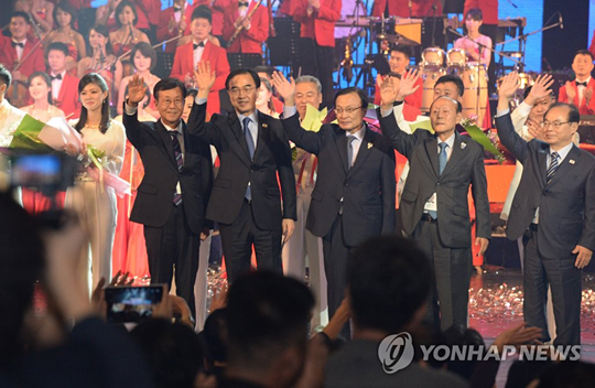 (평양=연합뉴스) 4일 저녁 평양대극장에서 열린 ‘10.4 선언 11주년 기념 민족통일대회’ 환영공연에서 조명균 통일부 장관, 더불어민주당 이해찬 대표 등이 공연이 끝난 뒤 무대에 올라 북측 주민들에게 손 흔들어 인사하고 있다. 2018.10.4 [사진공동취재단]