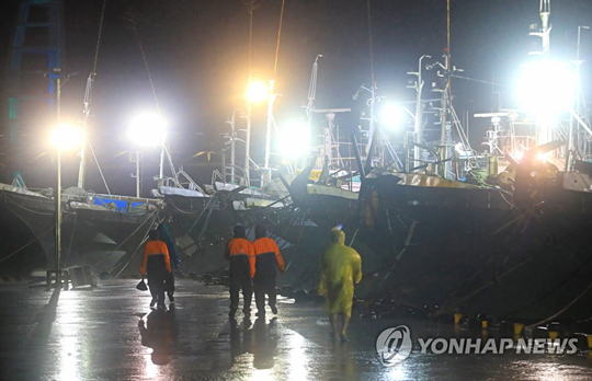 (서귀포=연합뉴스) 제25호 태풍 ‘콩레이’가 제주를 향해 북상중인 5일 오후 어민들이 서귀포항에 정박한 어선의 안전을 점검하고 있다.