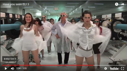 여성 연구자들이 제라르 무루(가운데) 등 동료 연구자들과 함께 춤을 추다가 실험실 가운을 벗는 장면[유튜브 캡처]