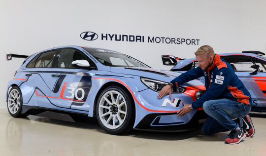 7일 독일 알체나우 현대모터스포츠법인의 엔지니어가 이곳에서 제작한 현대자동차의 경주용차 ‘i30 N TCR’을 살펴보고 있다. 현대차는 이 차량을 내세워 메이저 모터스포츠 대회 ‘월드 랠리 챔피언십’(WRC)과 신설 대회 ‘월드 투어링카 컵’(WTCR)에서 올시즌 동반 우승을 노린다.  연합뉴스