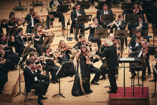 사이먼 래틀이 이끄는 런던심포니오케스트라가 지난 1일 서울 잠실 롯데콘서트홀에서 협연자인 자닌 얀선과 함께 시벨리우스의 바이올린 협주곡을 연주하고 있다.  롯데콘서트홀 제공