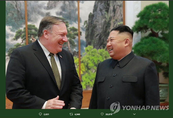 (서울=연합뉴스) 도널드 트럼프 미국 대통령이 7일(현지시간) 트위터에 올린 마이크 폼페이오 국무장관과 김정은 국무위원장의 사진. 트럼프 대통령은 폼페이오의 4차 방북과 관련, “폼페이오 장관이 오늘 평양에서 김 위원장과 좋은 만남을 가졌다”며 “싱가포르 정상회담 합의에 관해 진전이 이뤄졌다!”고 적었다. 2018.10.8 [트럼프 대통령 트위터 캡처]