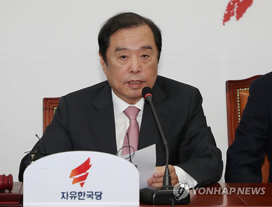 (서울=연합뉴스) 자유한국당 김병준 비상대책위원장이 8일 오전 국회에서 열린 비상대책위원회 회의에서 발언하고 있다.