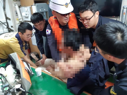 익수자 보온 조치하는 해경[울산해양경찰서 제공]