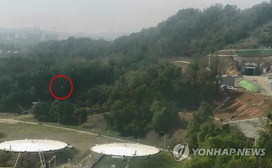 (고양=연합뉴스) 9일 오전 경기 고양경찰서는 고양 저유소 화재사건에 대해 수사결과를 발표했다. 전날 경찰은 고양 저유소 화재사건과 관련해 중실화 혐의로 스리랑카인 A(27)씨를 긴급체포해 조사하고 있다. 사진은 경찰이 공개한 CCTV에서 A씨가 날린 풍등이 저유소 안쪽으로 떨어지는 모습. [고양경찰서 제공]