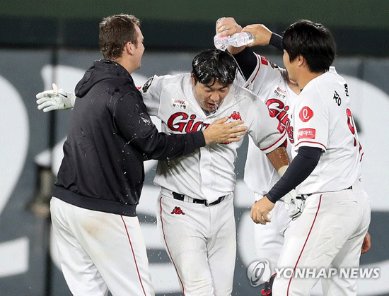 (부산=연합뉴스) 9일 오후 부산 사직야구장에서 열린 2018 프로야구 롯데자이언츠와 KIA 타이거즈의 경기. 연장 11회말 1사 1,2루 상황에서 1타점 결승타를 친 문규현이 동료 선수들로부터 축하를 받고 있다.