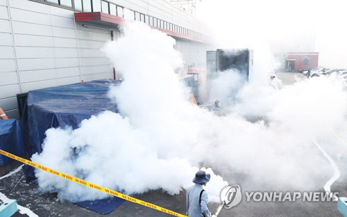 지난 8일 붉은불개미 수천 마리가 발견된 경기도 안산시 단원구 스팀청소기 전문 제작업체 물류창고 컨테이너에서 관계자가 방제작업을 하고 있다. [연합뉴스 자료사진]