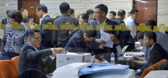 11일 오전 국정감사가 진행 중인 국회 상임위원회 회의실 복도에서 행정 부처 공무원들이 답변 자료 준비 등을 위해 분주히 움직이고 있다. 김낙중 기자 sanjoong@