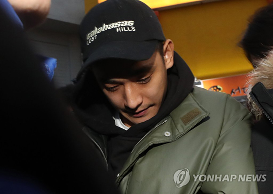 마약 투약 혐의로 경찰에 긴급 체포된 영화배우 정석원이 2018년 2월 9일 오후 서울 동대문구 서울지방경찰청 광역수사대 마약수사계에서 조사를 받고 성북경찰서 유치장으로 이동하기 위해 차량에 탑승하는 모습. [연합뉴스 자료사진]