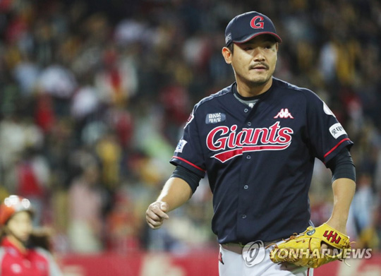 (광주=연합뉴스)  11일 오후 광주-KIA 챔피언스필드에서 열린 롯데 자이언츠와 KIA 타이거즈의 경기에서 롯데 선발 노경은이 6회말까지 무실점 호투를 이어가고 있다. 2018.10.11