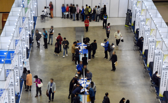 11일 부산 벡스코 제1전시장에서 열린 ‘2018 조선업종 및 경력직·중장년 희망일자리 박람회’에 참가한 구직자들이 이력서를 작성하거나 현장 면접을 보고 있다.  뉴시스