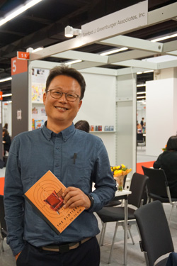 김언수 작가가 프랑크푸르트 도서전의 저작권 미팅 현장에서 내년 1월에 나올 ‘설계자들’ 미국판을 선보이고 있다.