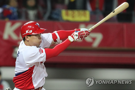 (광주=연합뉴스) 12일 오후 광주-KIA 챔피언스필드에서 열린 롯데 자이언츠와 KIA 타이거즈의 경기에서 KIA 안치홍이 타격하고 있다. 안치홍은 7회말 2사 1, 3루 상황에서 2타점 2루타를 쳐 경기를 역전시켰다.