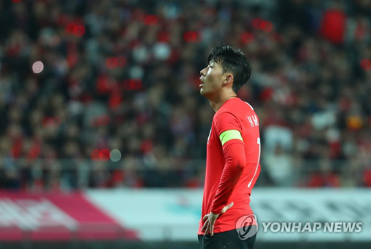 (서울=연합뉴스) 12일 오후 서울 마포구 서울월드컵경기장에서 열린 대한민국과 우루과이의 친선경기에서 손흥민이 잠시 숨을 고르고 있다. 2018.10.12
