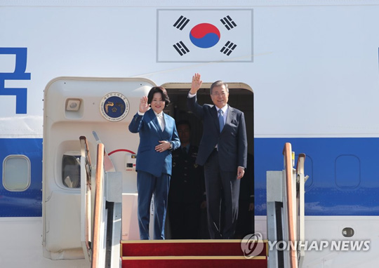 (성남=연합뉴스) 문재인 대통령과 부인 김정숙 여사가 13일 오전 경기도 성남 서울공항에서 유럽 4개국 순방을 떠나기 위해 공군 1호기에 오른 뒤 손을 들어 인사하고 있다. 문 대통령은 프랑스와 이탈리아를 국빈방문한 뒤 벨기에에서 열리는 2018 ASEM 정상회의와 덴마크에서 개최되는 P4G 정상회의에 참석할 예정이다. 2018.10.13