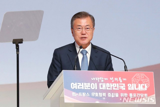 【파리=뉴시스】문재인 대통령이 13일(현지시간) 프랑스 파리 메종 드 라 뮤투알리테에서 열린 동포간담회에서 인사말하고 있다. 2018.10.14.