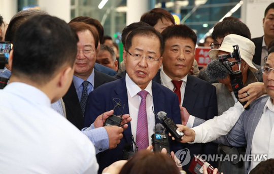 (영종도=연합뉴스) 홍준표 전 자유한국당 대표가 두 달간의 미국 생활을 마치고 15일 오후 인천국제공항을 통해 귀국하며 취재진 질문에 답하고 있다. 2018.9.15