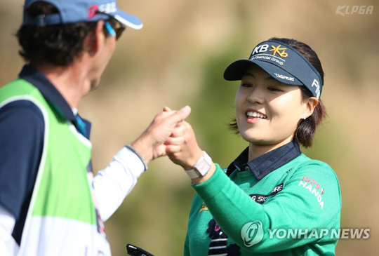 (인천=연합뉴스) 14일 인천 스카이72 골프 앤 리조트 오션코스에서 열린 ‘2018 LPGA KEB하나은행 챔피언십’ 최종라운드 경기. 전인지가 2번홀 버디 성공 후 캐디와 기뻐하고 있다. 2018.10.14 [KLPGA 제공]