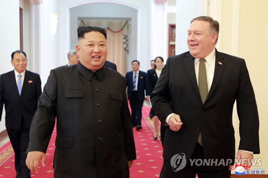김정은과 폼페이오(오른쪽) [평양 AP/조선중앙통신=연합뉴스 자료사진]